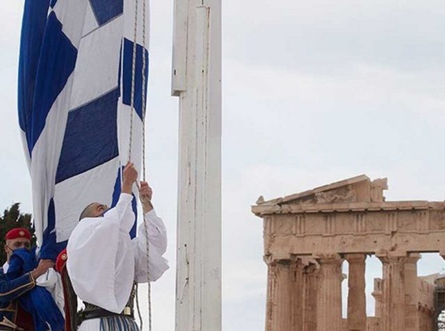 Ο Εθνικός Ύμνος και η έπαρση της σημαίας στον ιερό βράχο της Ακρόπολης (VIDEO)