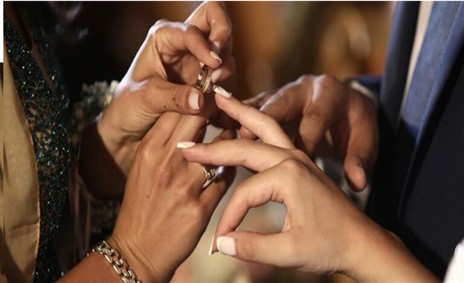 Τραπέζι-αρραβώνας σε καφενείο παρά το lockdown - Αστυνομικός η νύφη!