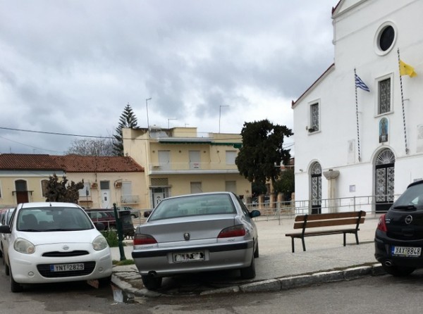 ΧΑΛΚΙΔΑ: Όργιο παράνομων παρκαρισμάτων γύρω από την εκκλησία της Αγίας Παρασκευής