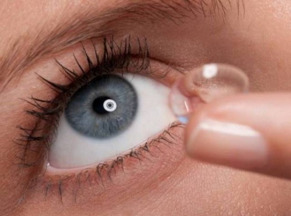 Αφαίρεσαν 27 φακούς επαφής από τα μάτια μιας γυναίκας