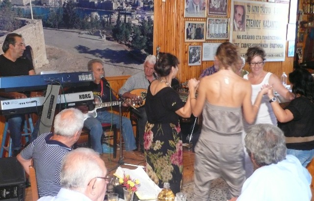 Γλέντησαν με την ψυχή τους οι φίλοι του Στέλιου