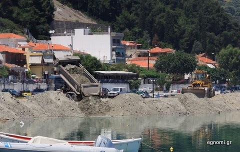 Άρχισαν οι επιχωματώσεις στο λιμάνι της Κύμης