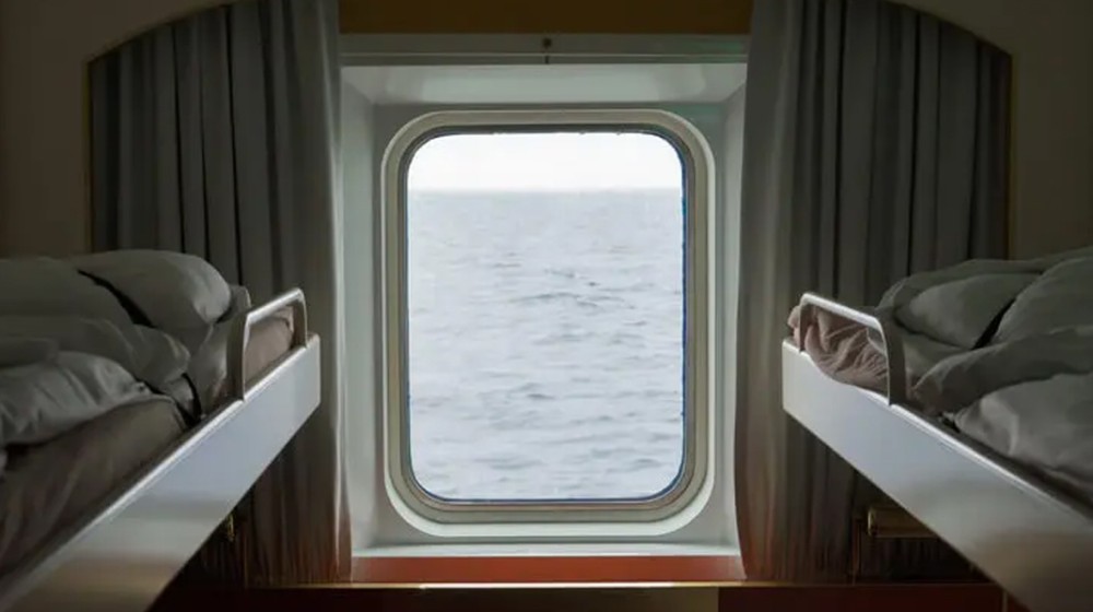 Σοκ για μαθήτριες σε σχολική εκδρομή - Ανδρας μπήκε γυμνός στην καμπίνα τους