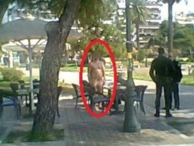 Νεαρός παρίστανε τον ...Ερμή του Πραξιτέλη!