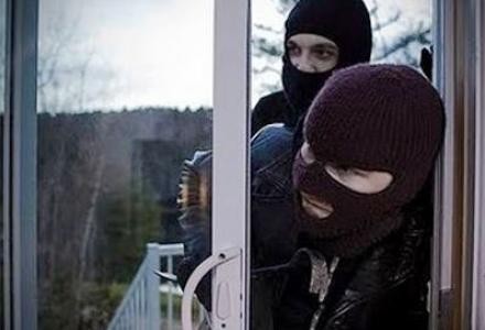 Ληστές έδεσαν χειροπόδαρα μάνα και γιο