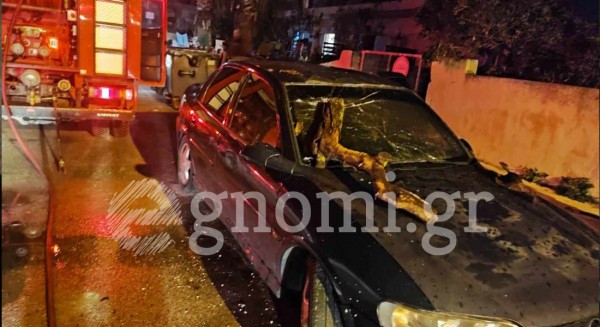 ΠΑΡΑΛΙΑ ΑΥΛΙΔΑΣ: Αρπαξε φωτιά σε αυτοκίνητο