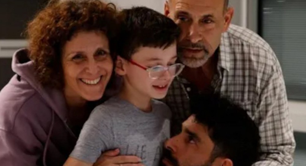 Συγκλονιστική στιγμή: Ο 9χρονος Οχάντ τρέχει στην αγκαλιά του πατέρα του μετά την απελευθέρωσή του από τη Χαμάς (Video)