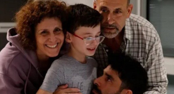 Συγκλονιστική στιγμή: Ο 9χρονος Οχάντ τρέχει στην αγκαλιά του πατέρα του μετά την απελευθέρωσή του από τη Χαμάς (Video)