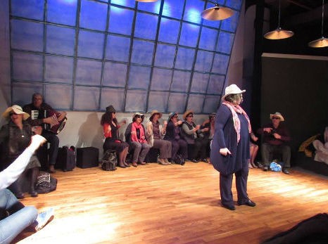 Παράσταση από την πολιτιστική ομάδα της ΕΛΜΕ στο Αλιβέρι