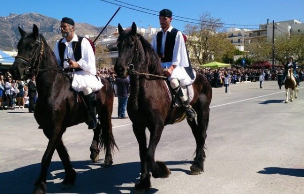 ΚΑΡΥΣΤΟΣ: Παρέλασαν με φουστανέλες πάνω σε άλογα