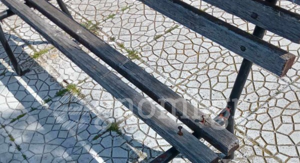 ΑΡΤΑΚΗ: Παγκάκι με ...καρφιά