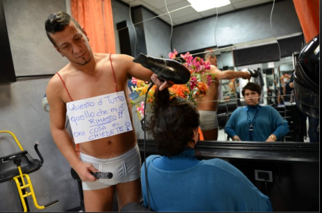 Καταστηματάρχες  δουλεύουν μόνο με τα εσώρουχα σε ένδειξη διαμαρτυρίας