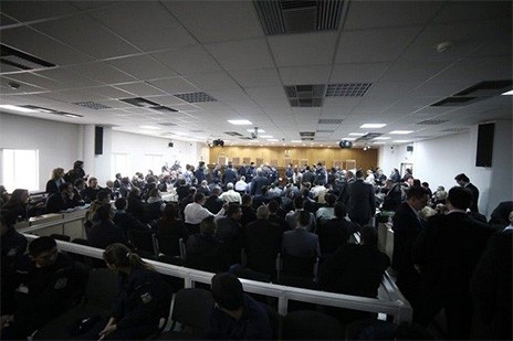 Επέμβαση ΜΑΤ και διακοπή στη δίκη της Χρυσής Αυγής