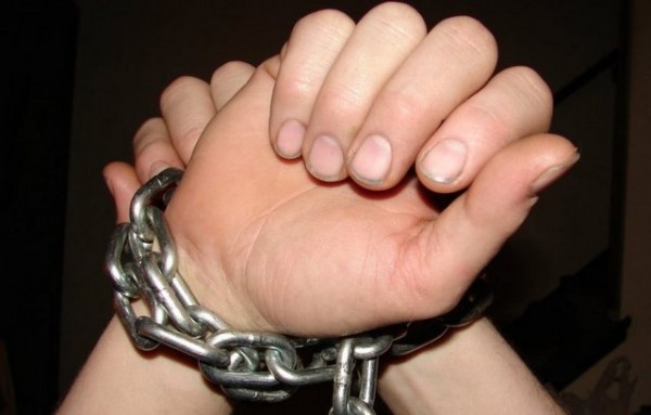 Παρέμβαση Εισαγγελέα για τον 16χρονο που έδεσαν με αλυσίδα σε κολόνα φωτισμού