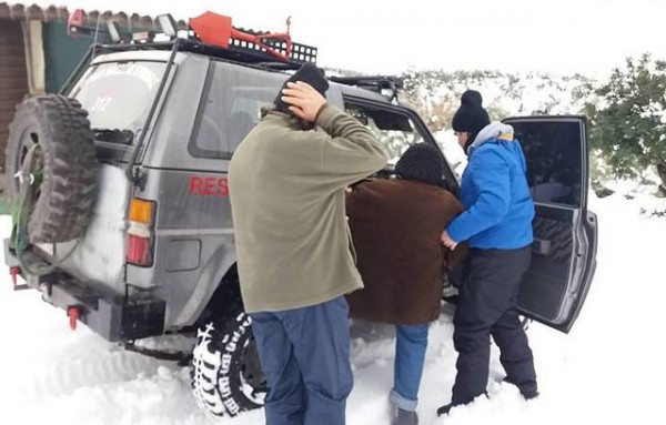 ΛΕΠΟΥΡΑ: Η Ομάδα Διάσωσης Εύβοιας μετέφερε γυναίκα από αγροικία θαμμένη στο χιόνι
