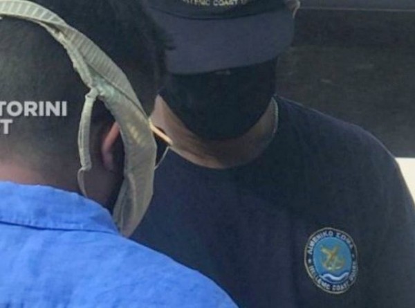 Φόρεσε για μάσκα το μπικίνι της γυναίκας του για να μπορέσει να ταξιδέψει