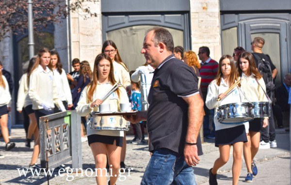 O καθένας τη δουλειά του στην παρέλαση της Χαλκίδας