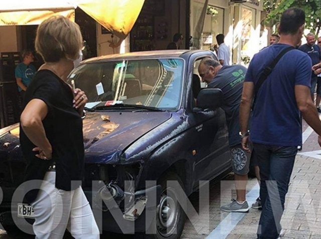 Αυτοκίνητο με λυμένο χειρόφρενο σκόρπισε πανικό σε πεζόδρομο (VIDEO)