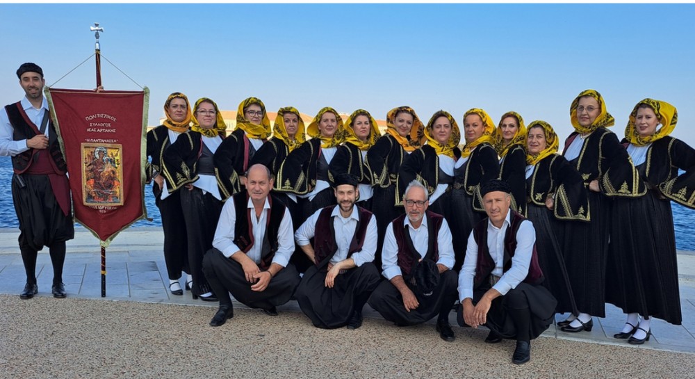 Χορευτές από την Αρτάκη παρουσίασαν χορούς της Εύβοιας στην Σύρο