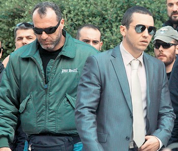 Ο Μίχος συνόδευσε τον Κασιδιάρη στη δίκη