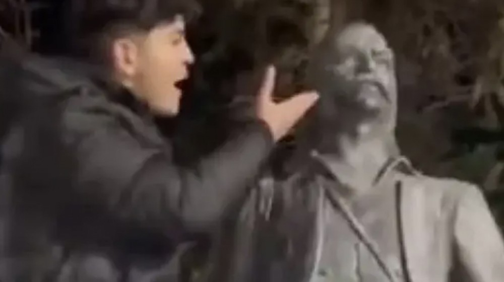 Συνελήφθη ο 15χρονος τσιγγάνος που έφτυσε και βανδάλισε το άγαλμα του Αντώνη Κατσαντώνη (VIDEO)