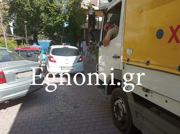 ΧΑΛΚΙΔΑ: Γυναίκα οδηγός φράκαρε την οδό Κριεζώτου