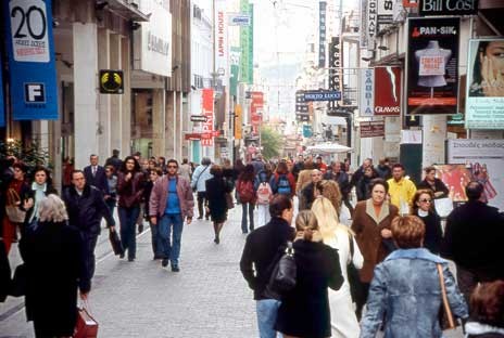 Ανοιχτά τα καταστήματα στην Αθήνα του Αγίου Πνεύματος