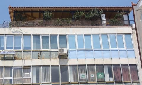Κατάφυτο μπαλκόνι στο κτήριο της παλιάς παπαρούνας