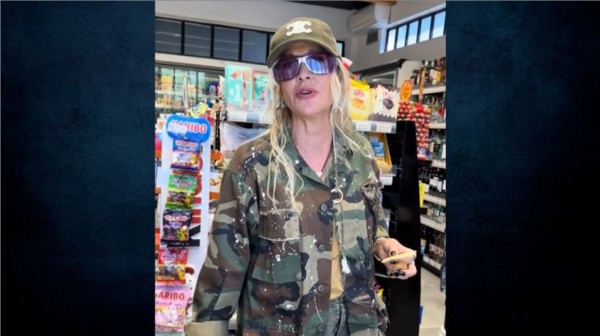 Άννα Βίσση: Ντυμένη στα χακί τραγουδά σε σούπερ μάρκετ στη Σκύρο (Video)