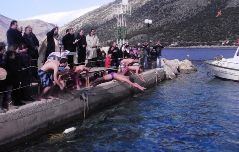 Οκτώ τολμηροί βούτηξαν για το σταυρό