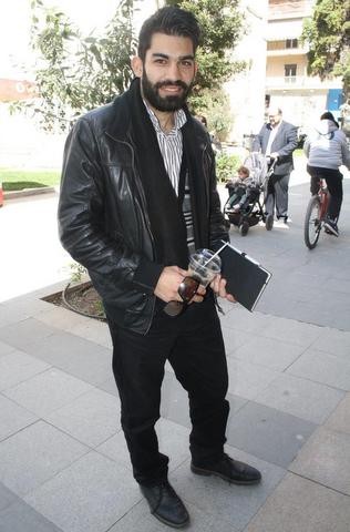 Φοράει μαύρα, αλλά δεν τα έχει ...βάψει μαύρα