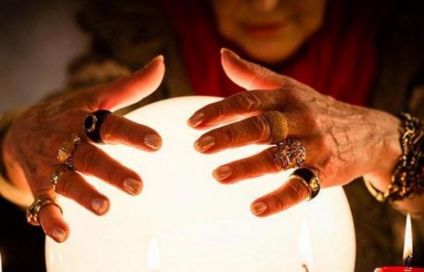 Παρίστανε το μέντιουμ που λύνει μάγια - Πήρε πάνω από 20.000 ευρώ από 55χρονη