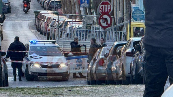 Νεκρή 39χρονη από έκρηξη βόμβας έξω από τράπεζα στο κέντρο της Θεσσαλονίκης