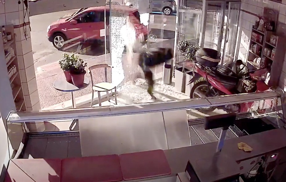 ΧΑΛΚΙΔΑ: Κουκουλοφόρος κλέφτης έσπασε την τζαμαρία κρεοπωλείου (VIDEO)