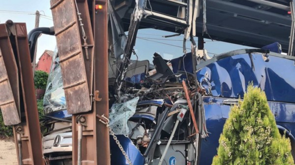 Τουριστικό λεωφορείο καρφώθηκε σε σταθμευμένη νταλίκα - Νεκρός ο οδηγός