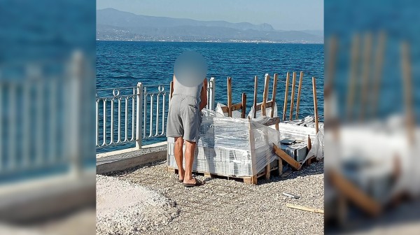 ΑΜΑΡΥΝΘΟΣ: Μακρυχέρης παίρνει υλικά από το έργο ανάπλασης της παραλίας (ΦΩΤΟ)