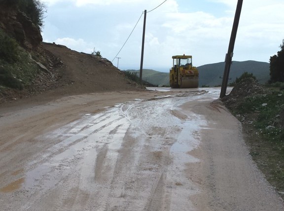 Μπαίνει άσφαλτος στο δρόμο για πασίγνωστη παραλία του Πλατανιστού