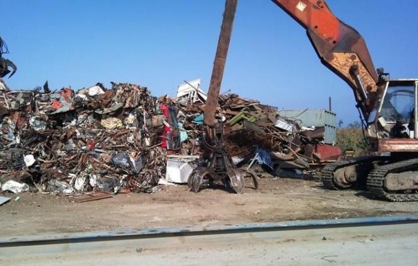 Δύο άτομα έκλεψαν παλούκια περίφραξης από χωράφι με ελιές και τα πούλησαν