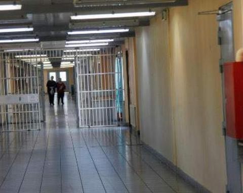 Βγαίνει από τη φυλακή η καθαρίστρια που πλαστογράφησε το απολυτήριο Δημοτικού
