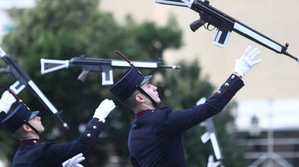 Εντυπωσιακή επίδειξη με όπλα από σπουδαστές της Στρατιωτικής Σχολής Αξιωματικών Σωμάτων (VIDEO)