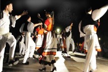 Παραδοσιακοί χοροί και θέαμα στο Λευκαντί
