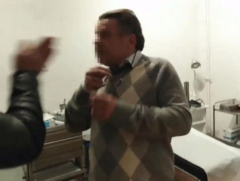 Μέλη του Ρουβίκωνα έκαναν ντου και χαστούκισαν γιατρό που πήρε φακελάκι (VIDEO)
