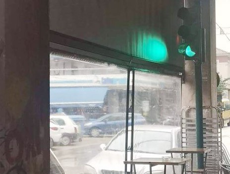 ΔΕΝ ΞΑΝΑΓΙΝΕ: Φανάρι βρίσκεται μέσα σε καφετέρια
