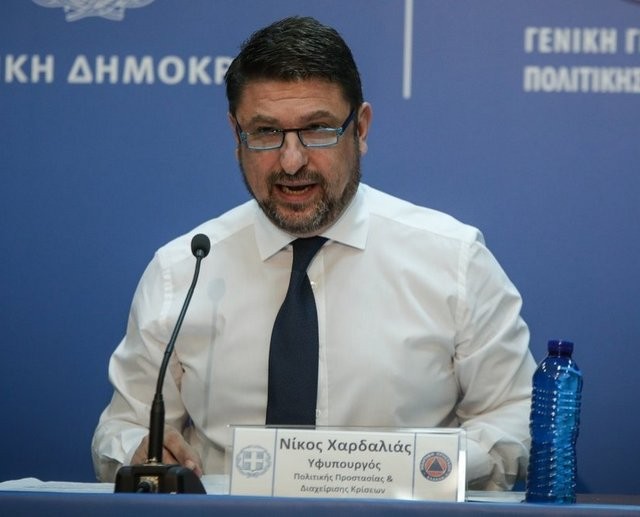 ΚΟΡΩΝΟΪΟΣ: Νέα μέτρα στο «τραπέζι» - Μάσκες παντού και κλείσιμο καταστημάτων