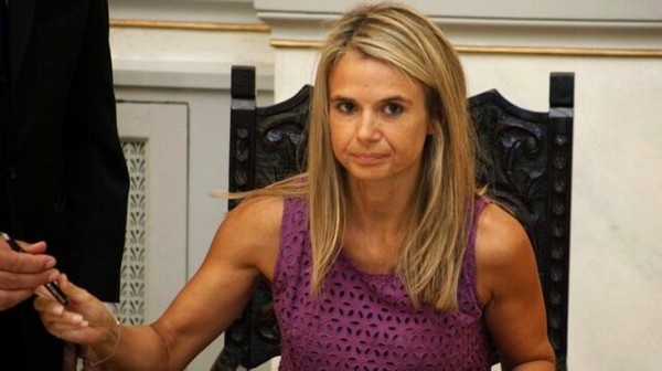 Η Μιλένα Αποστολάκη θα διεκδικήσει την ηγεσία του ΠΑΣΟΚ