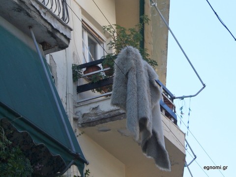 Κρεμασμένη στο σύρμα της ΔΕΗ η φλοκάτη