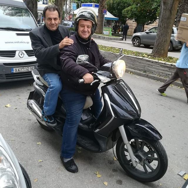 Ο οδηγός του οχήματος αναζητά την πολιτική του στέγη