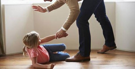 Πατέρας ξυλοκόπησε την 8χρονη κόρη του και της έσπασε το δάχτυλο