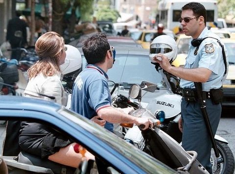 Δύο άτομα συνελήφθησαν γιατί οδηγούσαν δίκυκλα χωρίς δίπλωμα οδήγησης