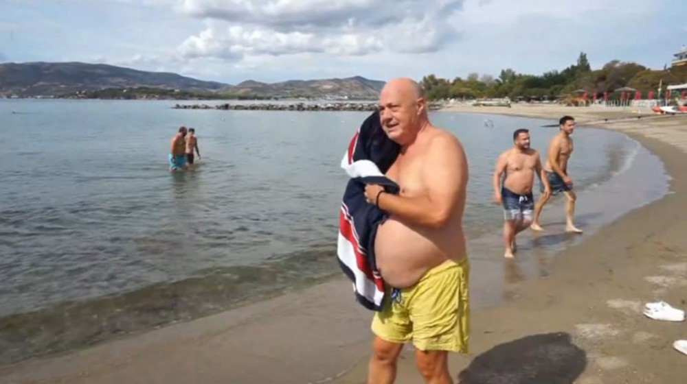 Ο Μπέος έκανε μπάνιο στον Παγασητικό για να αποδείξει ότι τα νερά είναι πεντακάθαρα (VIDEO)